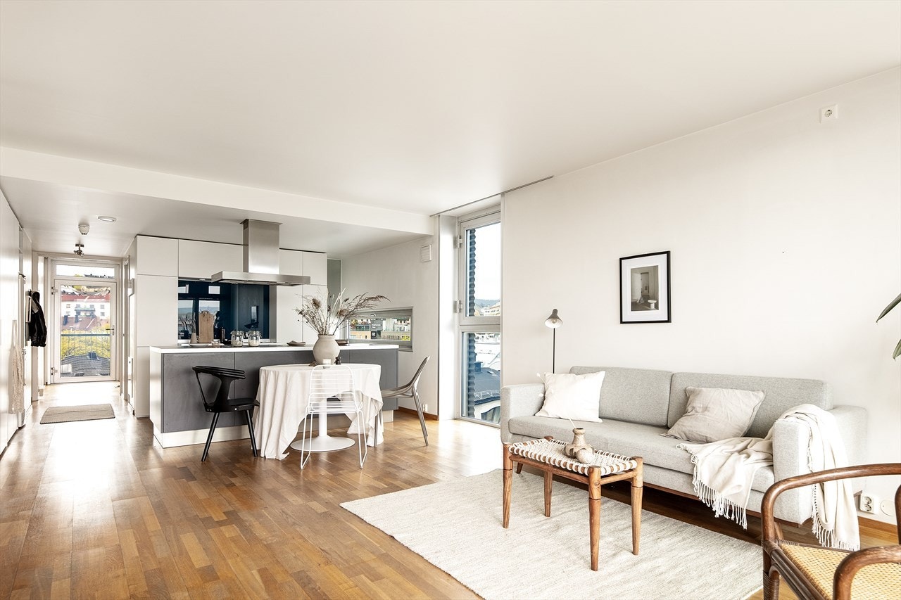 En romslig stue som er enkel og møblere. Galleribilde