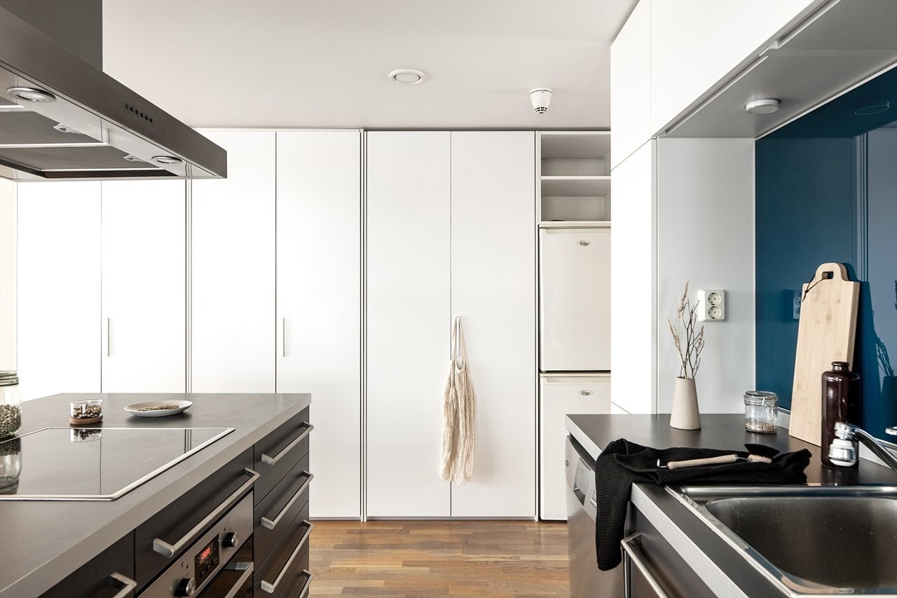 Pent kjøkken med slette gråe fronter. Galleribilde