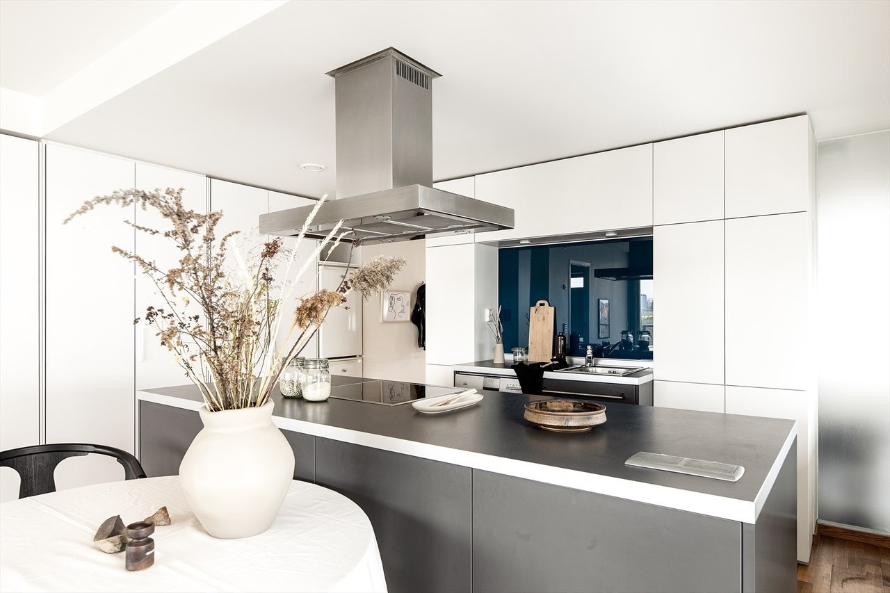 Sosial kjøkkenøy som også virker som et naturlig skille mellom kjøkken og stue. Galleribilde