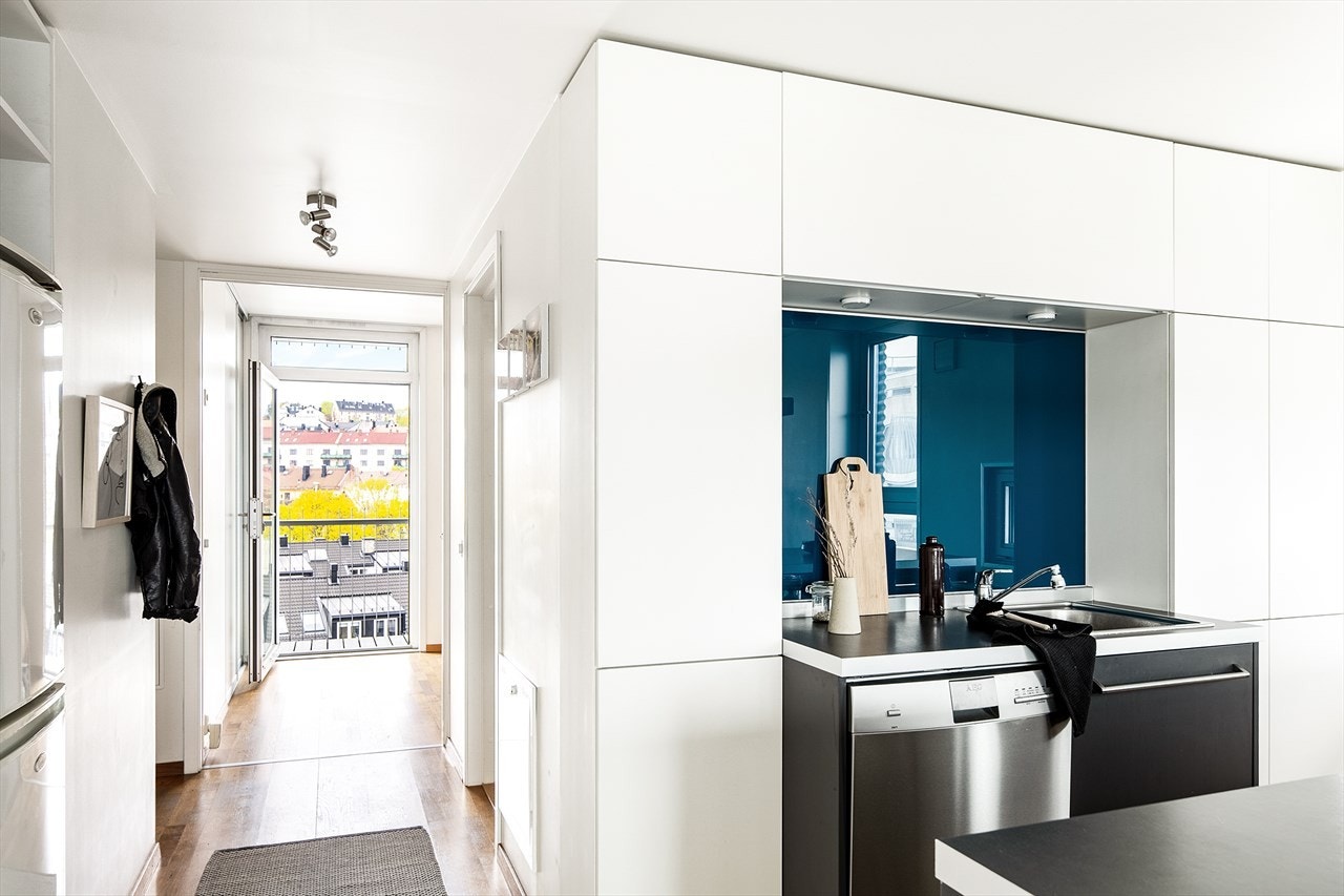 Det er rikelig med oppbevaringsplass på kjøkkenet. Galleribilde