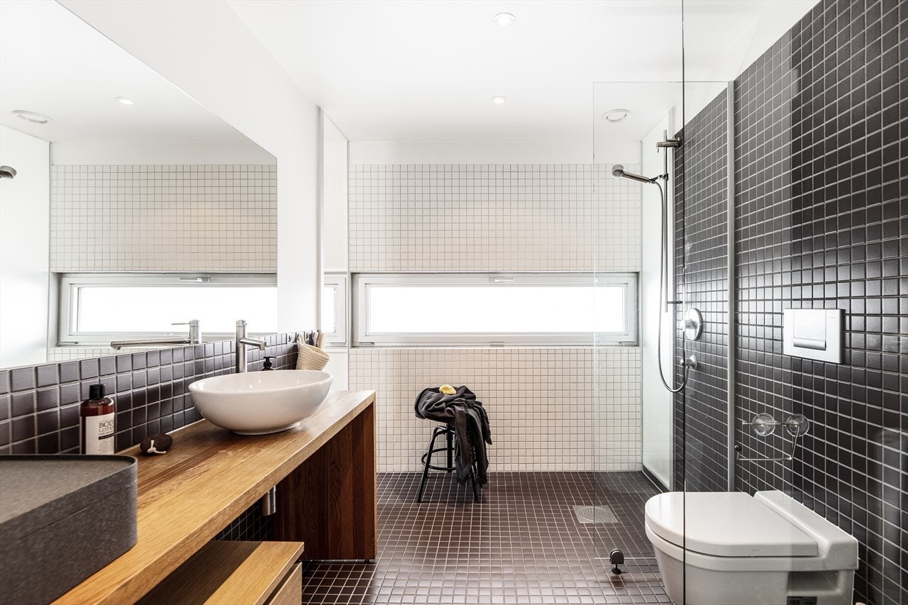 Pent flislagt bad med varme i gulv. Galleribilde