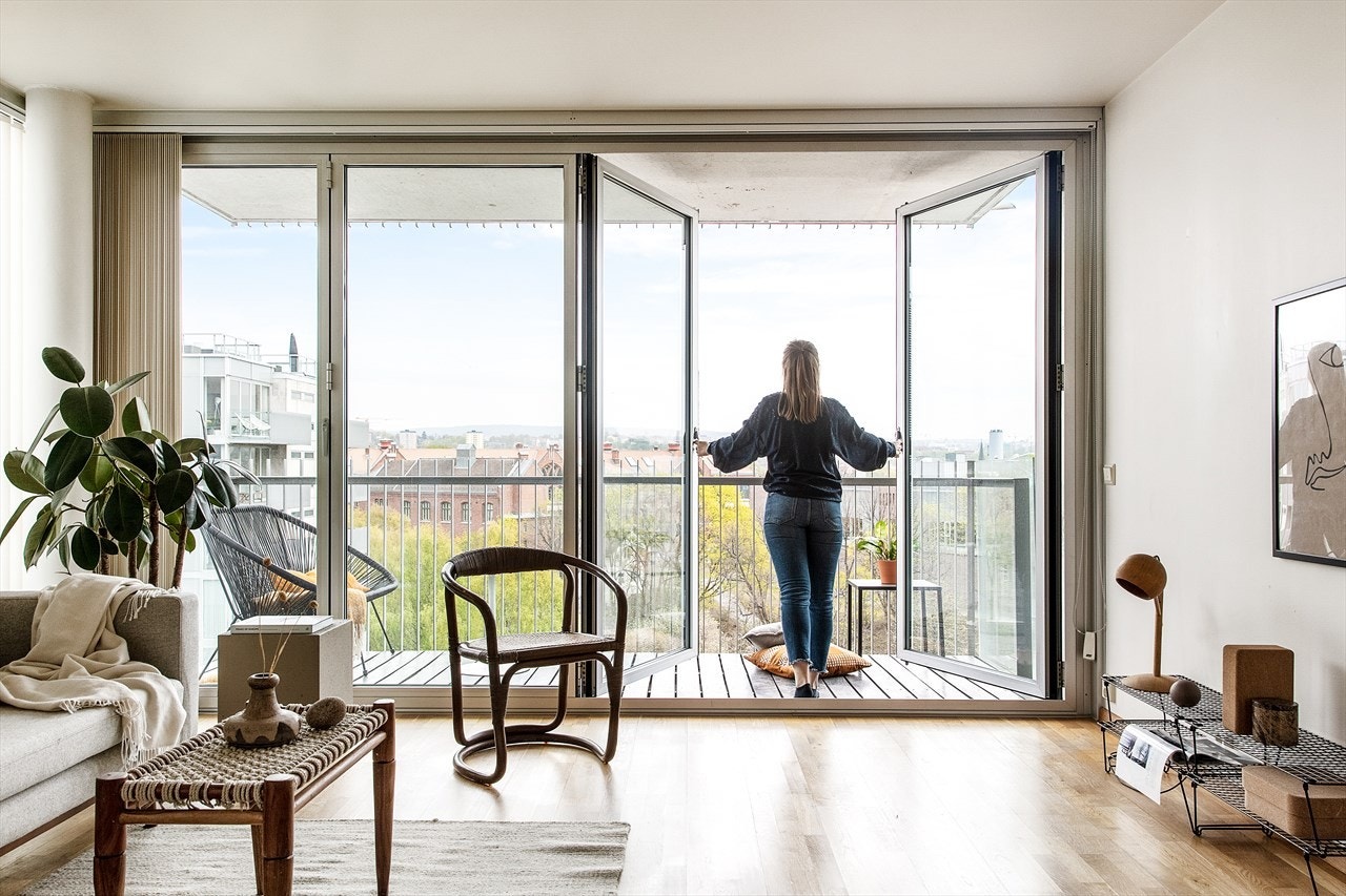 Skyvedørene kan brettes helt ut til sidene, dette gir en forlengelse av stuen på varme sommerdager. Galleribilde