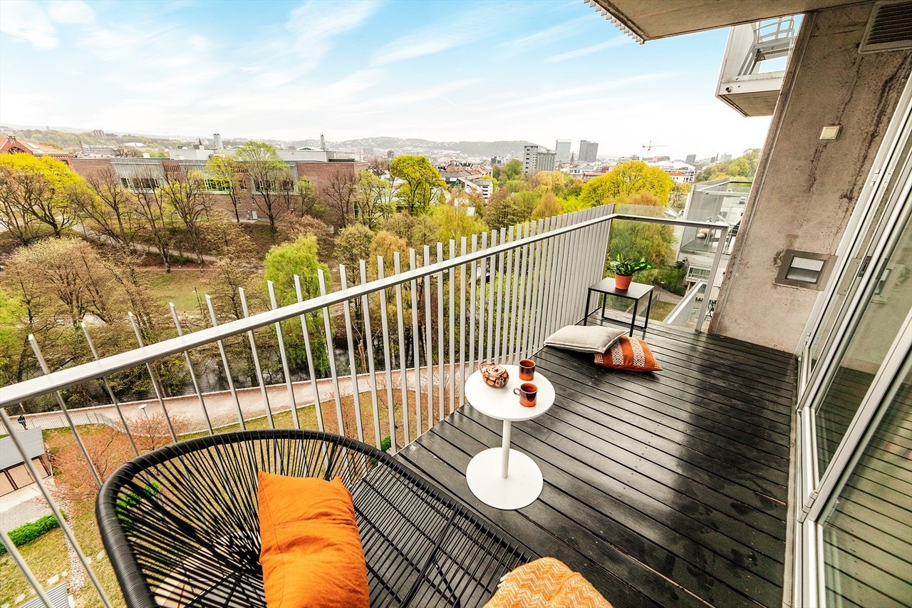 Rikelig med plass til en større sittegruppe. På balkongen er det tillatt med både gass og elektrisk grill. Galleribilde