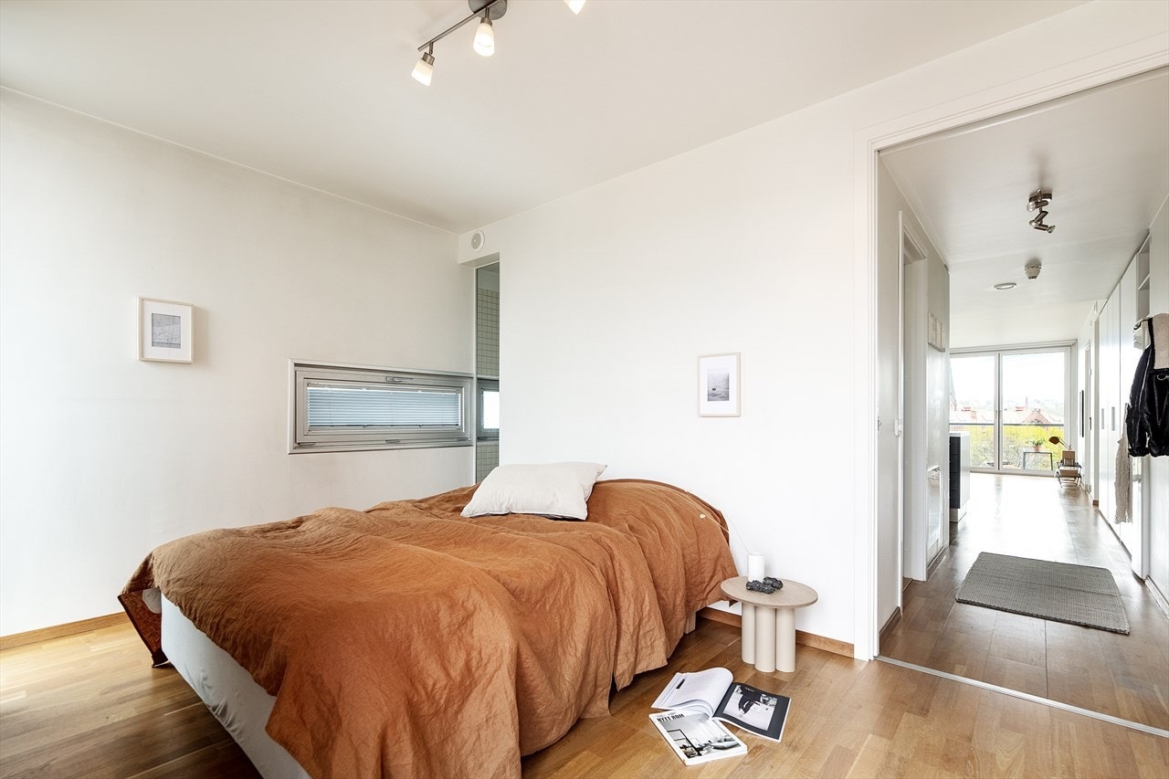 Hovedsoverom av god størrelse. God plass til dobbeltseng, nattbord og stort garderobeskap. Galleribilde