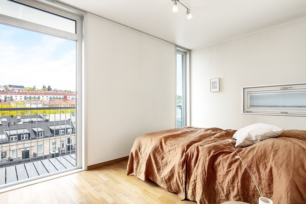 Hovedsoverom med utgang til nordvestvendt balkong med upåklagelig utsikt. Galleribilde