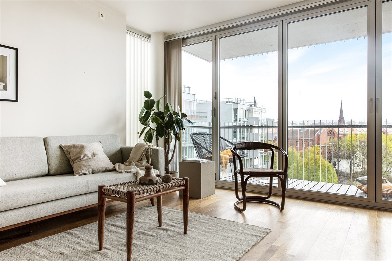 De store vindusflatene slipper inn rikelig med naturliglys. Galleribilde