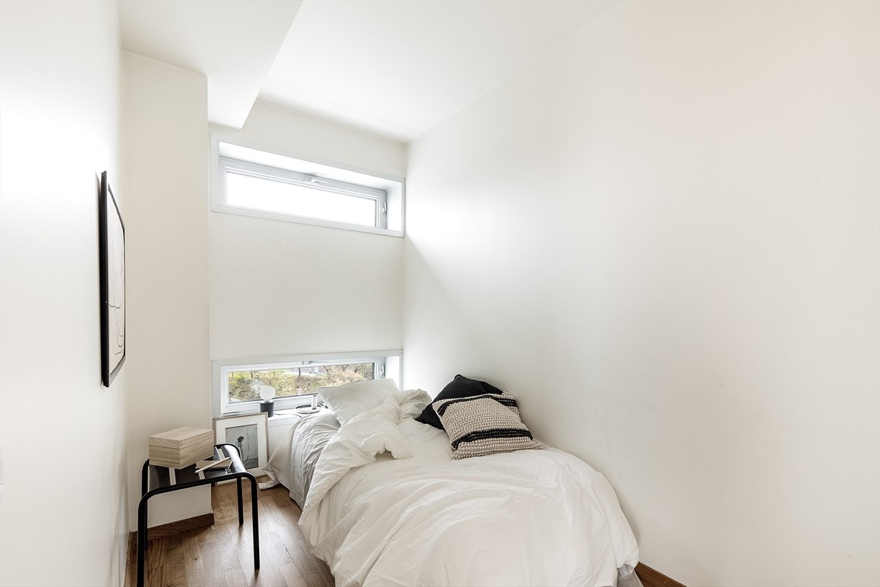 Soverom II - God plass til seng og garderobeskap. Galleribilde