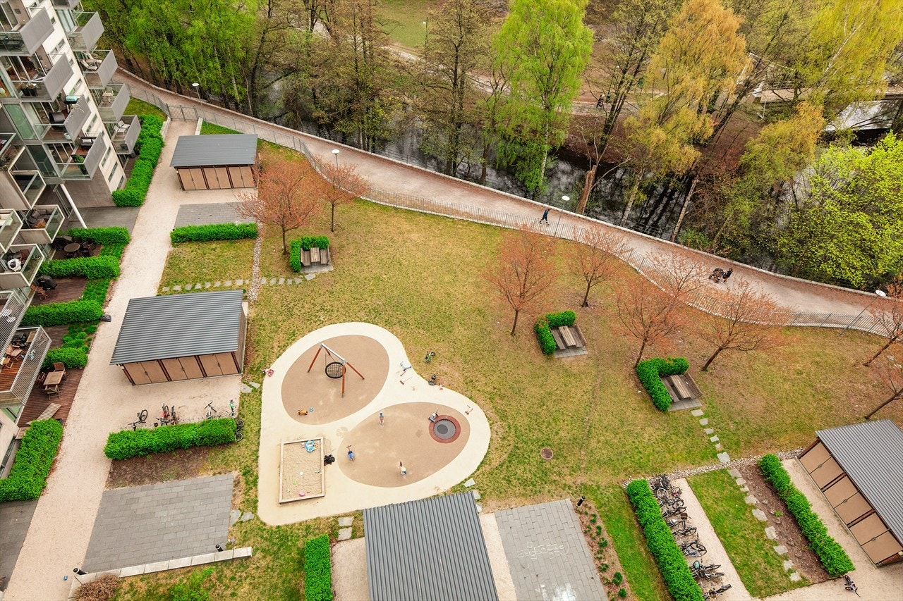 Waldemars hage er godt kjent for sin flotte bakgård med blant annet vakre Japanske kirsebærtrær. Galleribilde