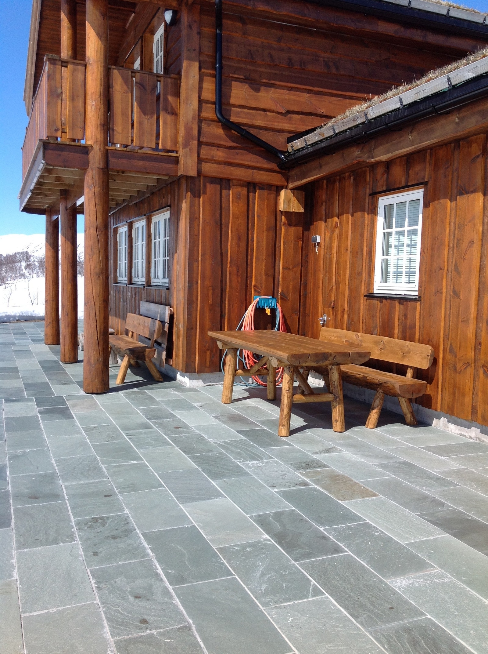 Hytta med bilde øst mot vest. Galleribilde