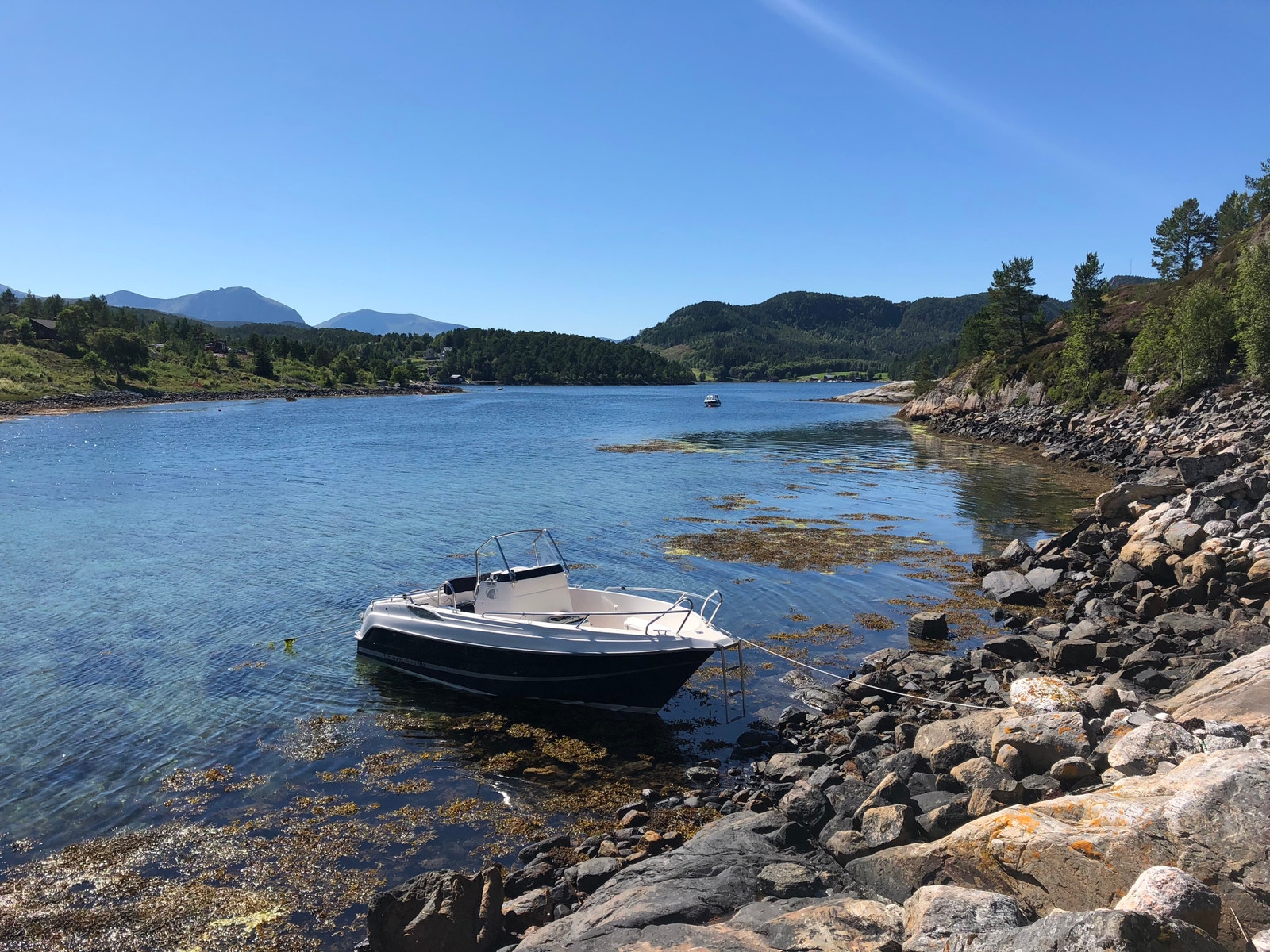 Fantastiske muligheter for båtliv, Aure kommune har et unikt skjærgårdsmiljø med øyer og holmer hvor man kan gjøre strandhugg og bade Galleribilde