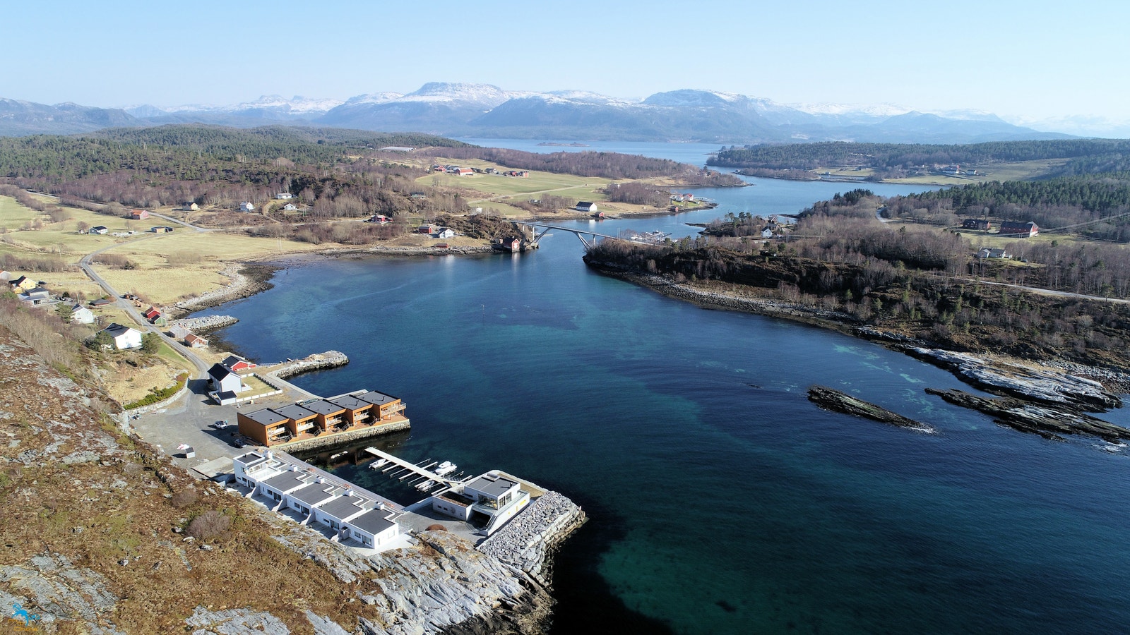 Unike muligheter for kajakkpadling i skjærgård, og fisketur i ruskete vær innover i Lesundet og Gjerdevika. Lesundet er hovedinnfartsleden til Aure for småbåttrafikk. Galleribilde