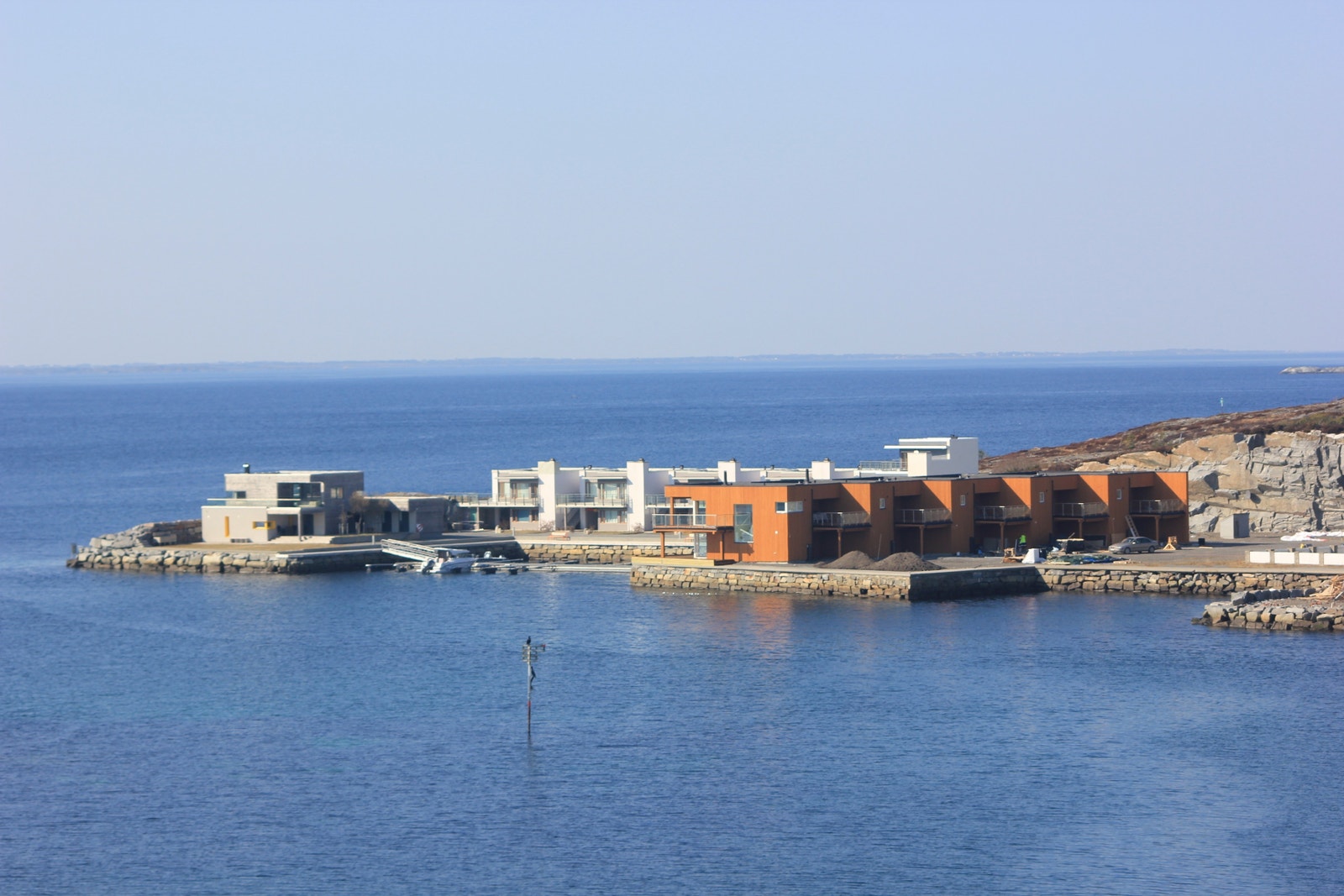 Havet er nærmeste nabo - med båtplass utenfor døra er det lett å dra på fisketur! Galleribilde