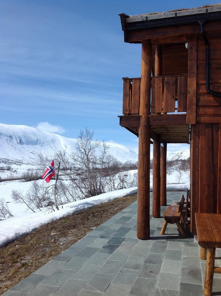 Hytta med bilde øst mot vest. Galleribilde