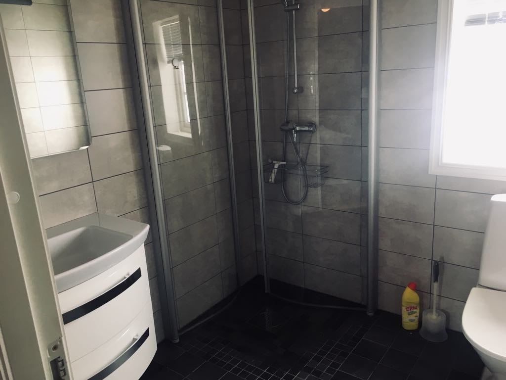 Bad 2 i 1 etg. tilknyttet soverom 1 i 1 etg. mot sør Galleribilde