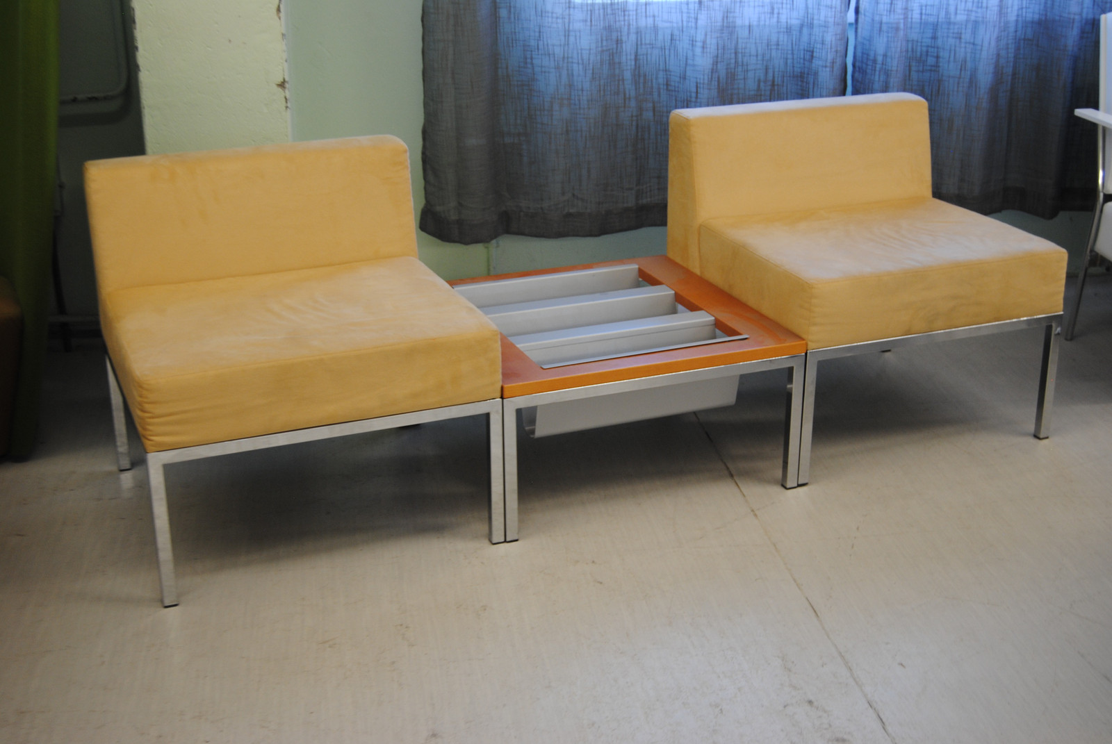 Fin sofa til venterom. Bord med plass til aviser og blader Fin sofa til venterom. Bord med plass til aviser og blader