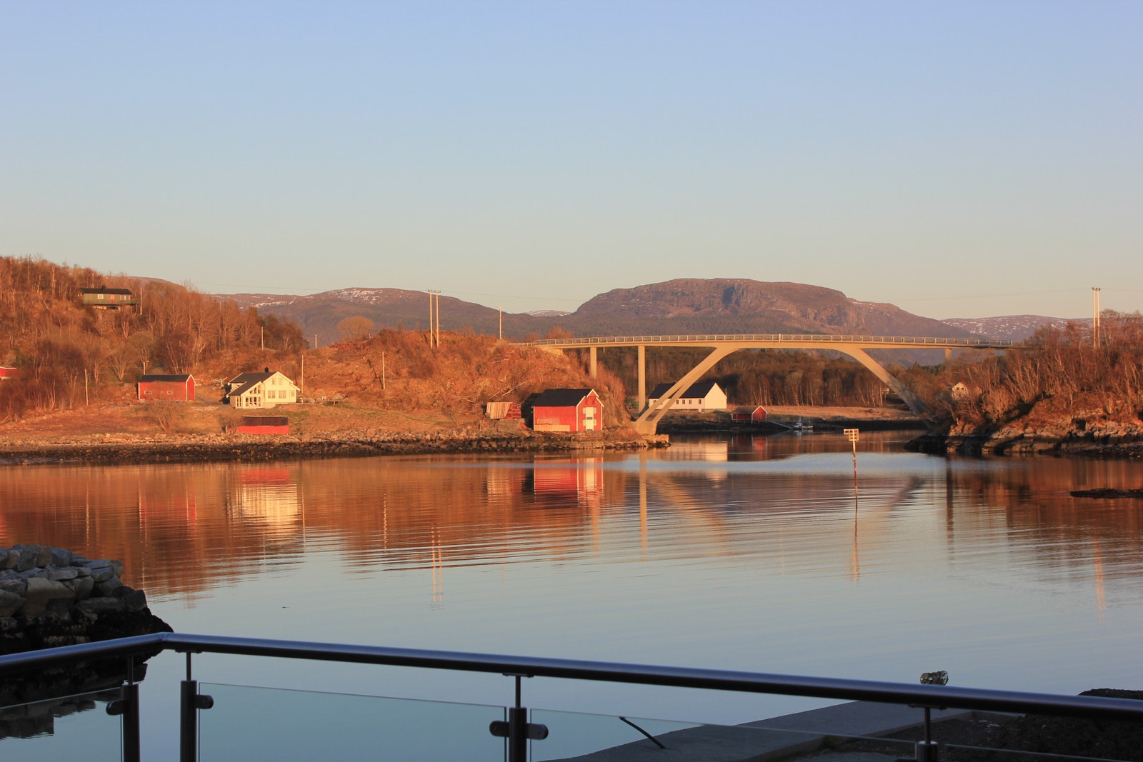Utsikt innover Lesundet fra frokostterrassen Galleribilde