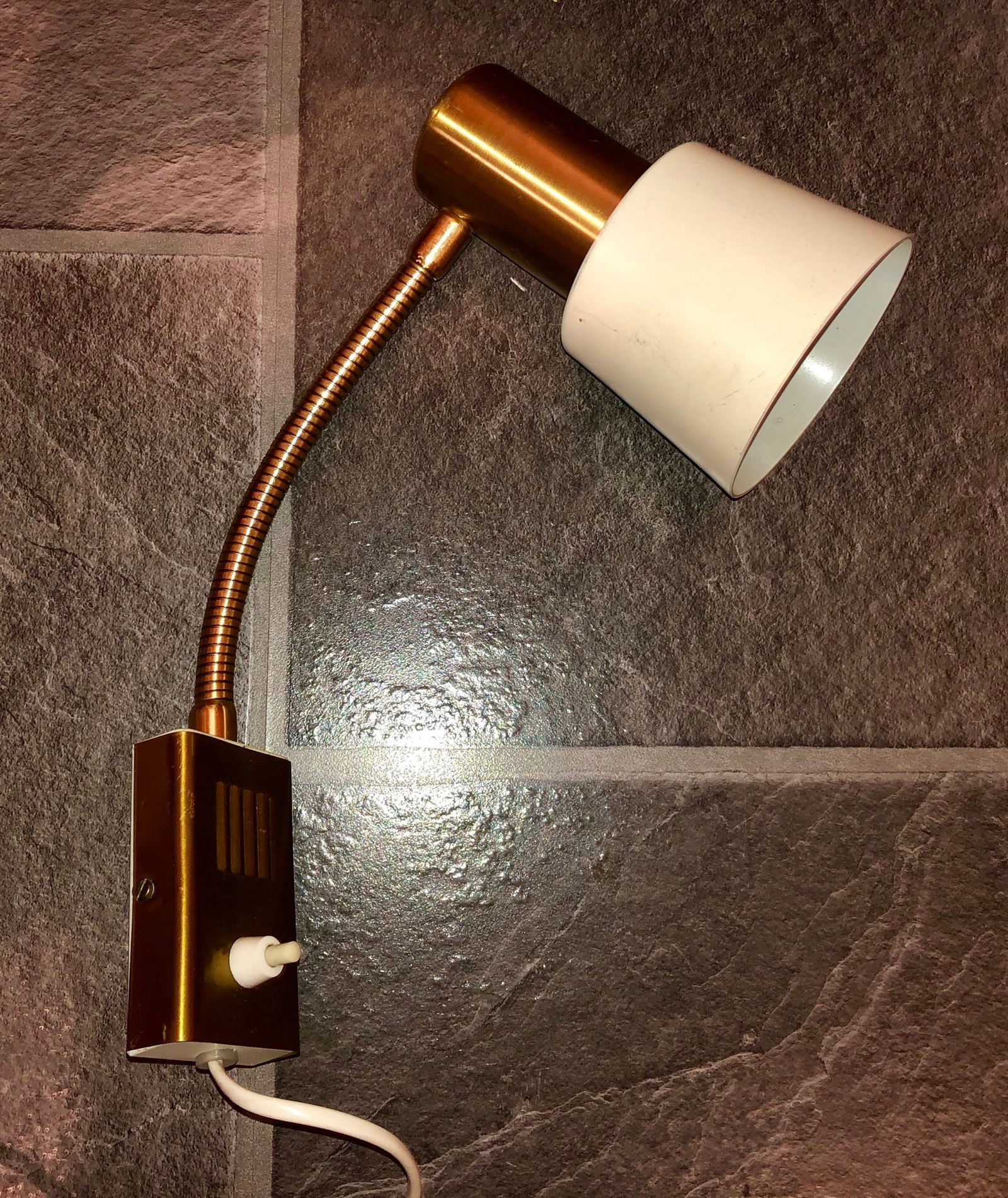 Retro lamper i teak, messing, kulelampe med magnet | FINN.no Retro lampe fra 70 tallet. Ra gla er norsk produsert | FINN.no