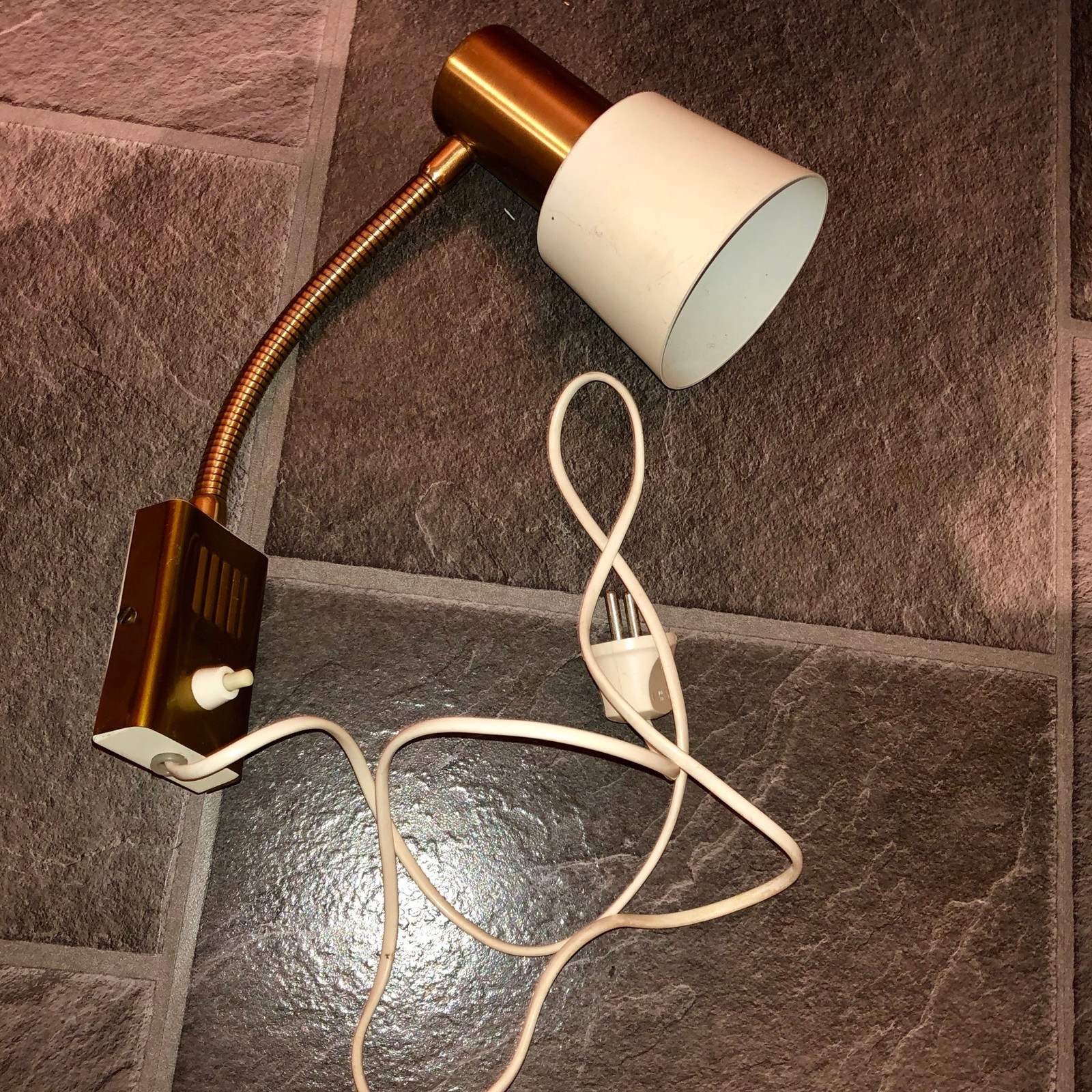 Retro lamper i teak, messing, kulelampe med magnet | FINN.no Retro lampe fra 70 tallet. Ra gla er norsk produsert | FINN.no