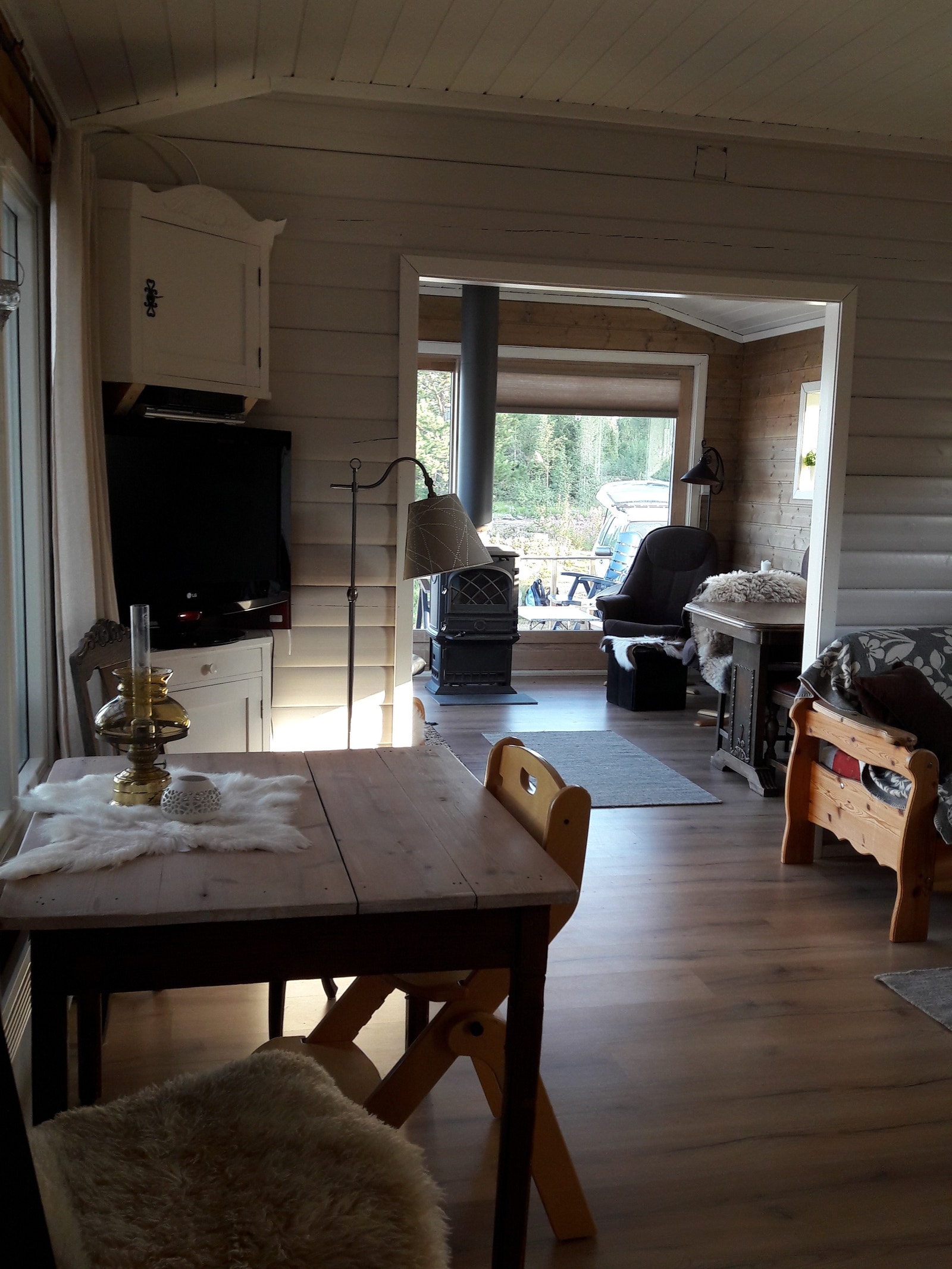 Eldre stue med innsyn til nyere stue Galleribilde