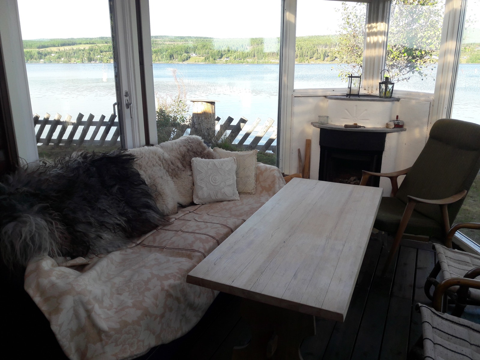 Utestue. Finnes varme ullpledd på hytta som kan brukes på kjølige kvelder. Galleribilde