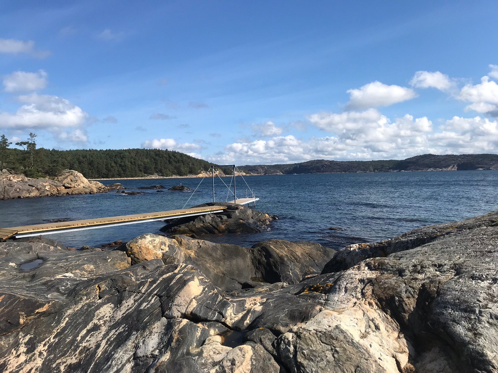 Ved Store Stuevika. Flott badested med strand og liten campingplass Galleribilde