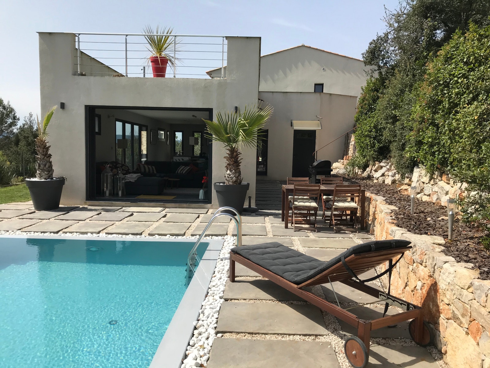 Bassenget mot huset Galleribilde