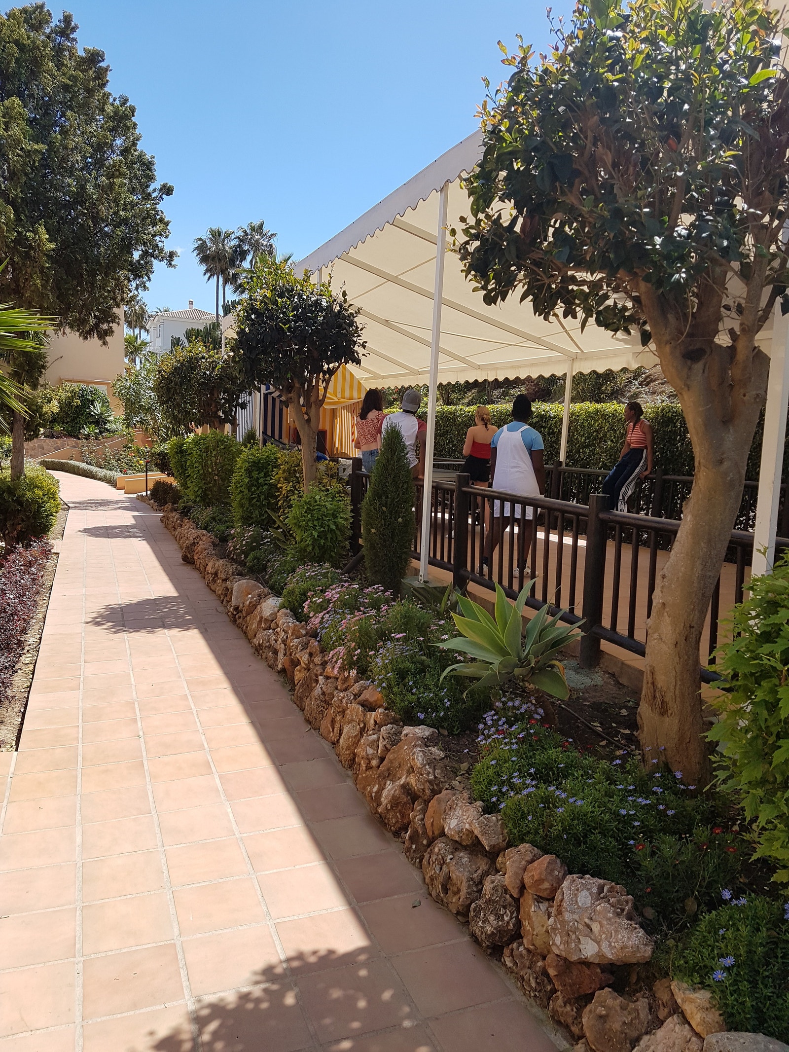 Bordtennis, biljard og tennisbane finnes på området Galleribilde