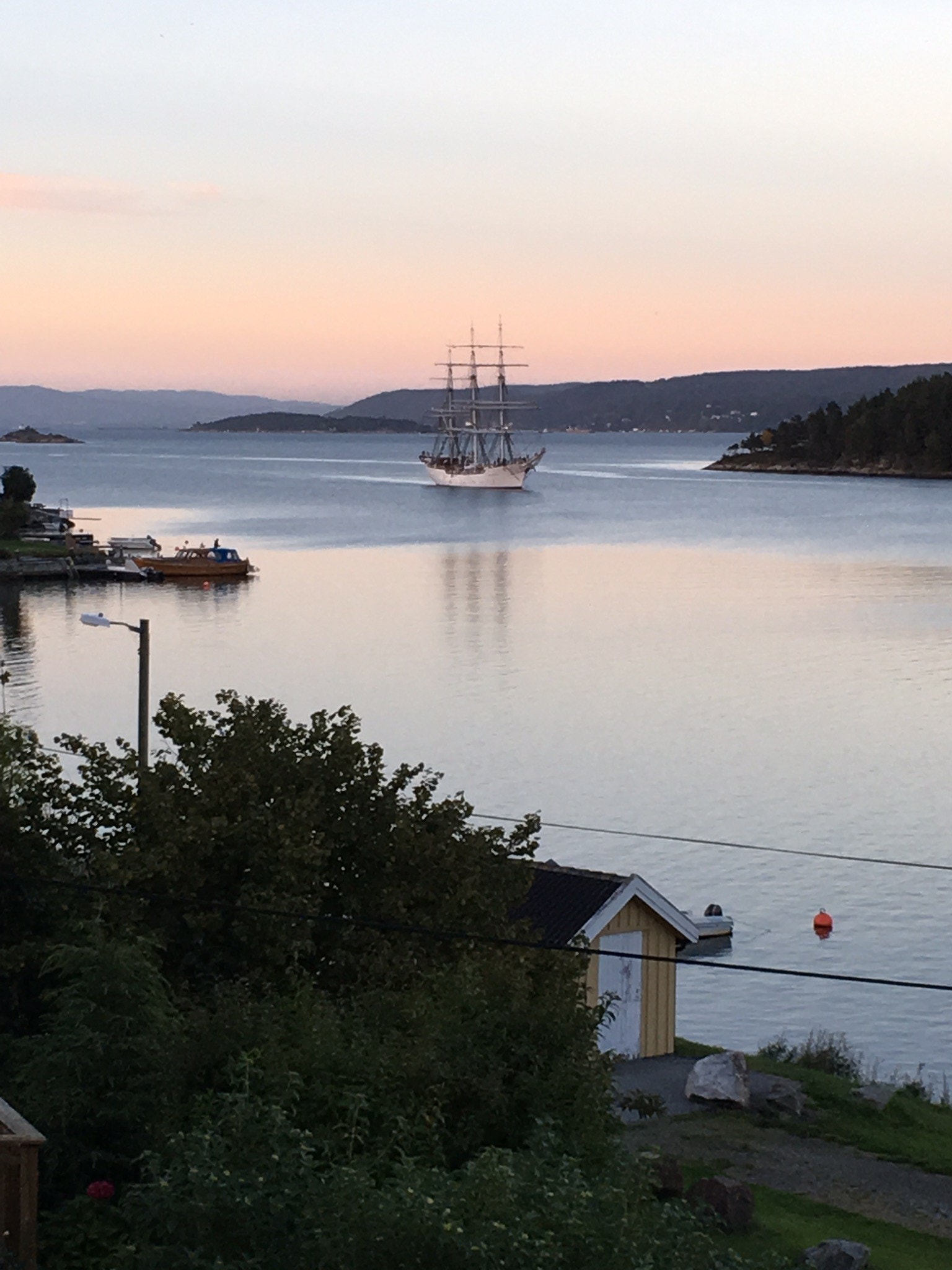 Utsikt mot Oslo og Gråøya i nord. Her innseiling i leden av Christian Radich Galleribilde