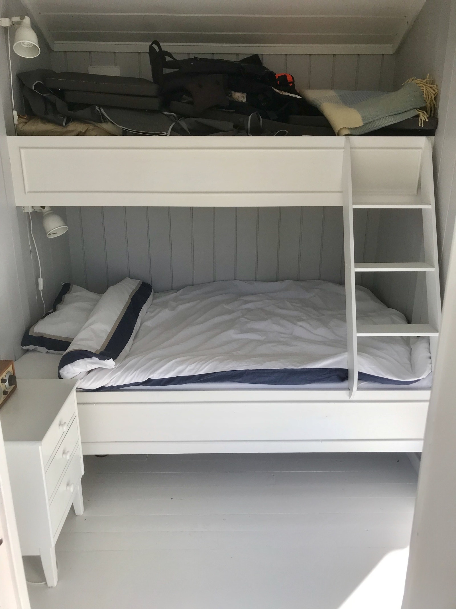 Lyst og fint gjesterom med familiekøye i annekset Galleribilde