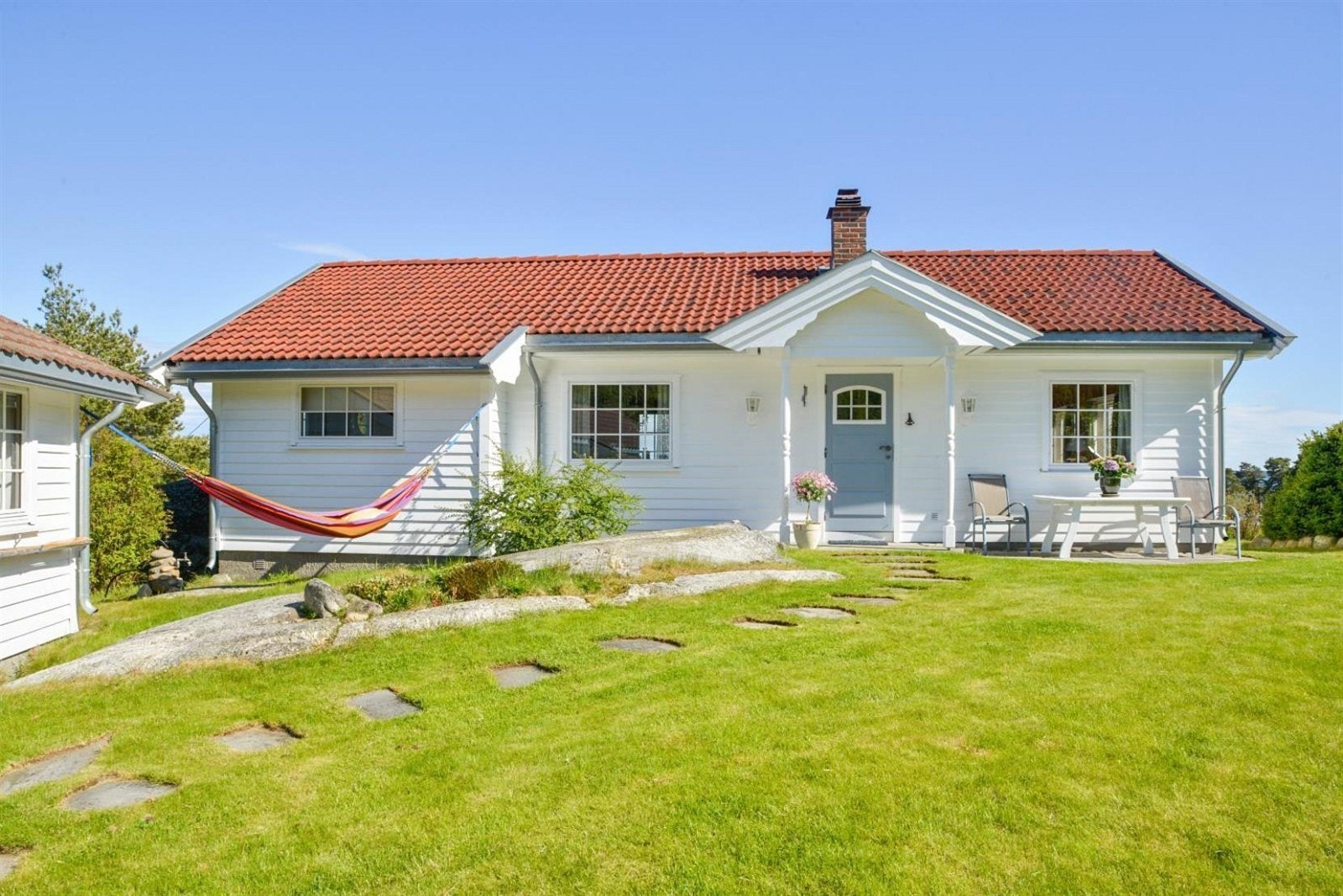 Hagen mellom annekset og hovedhuset er svært usjenert og lun. Her kan kveldssolen nytes i fulle drag Galleribilde