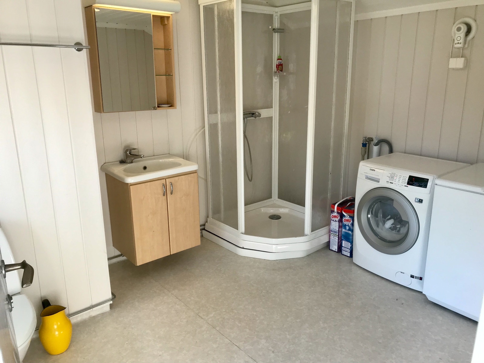Stort bad med wc, dusj og vaskemaskin i annekset Galleribilde
