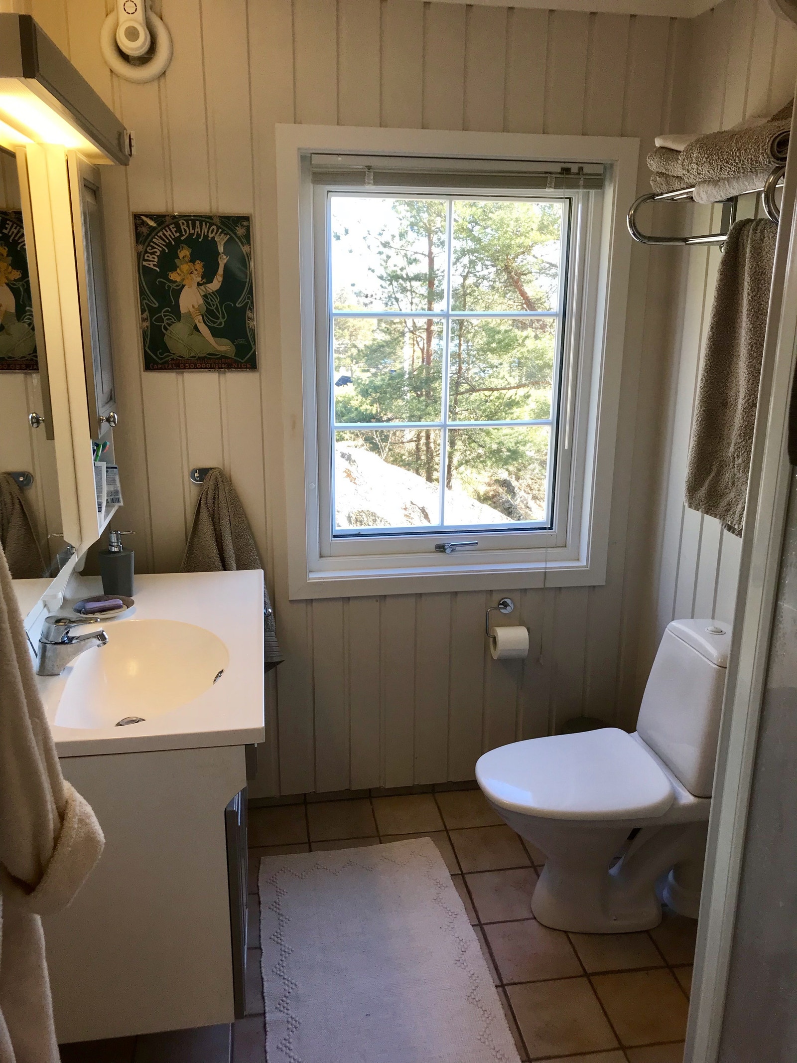 Bad med dusj i hovedhuset Galleribilde