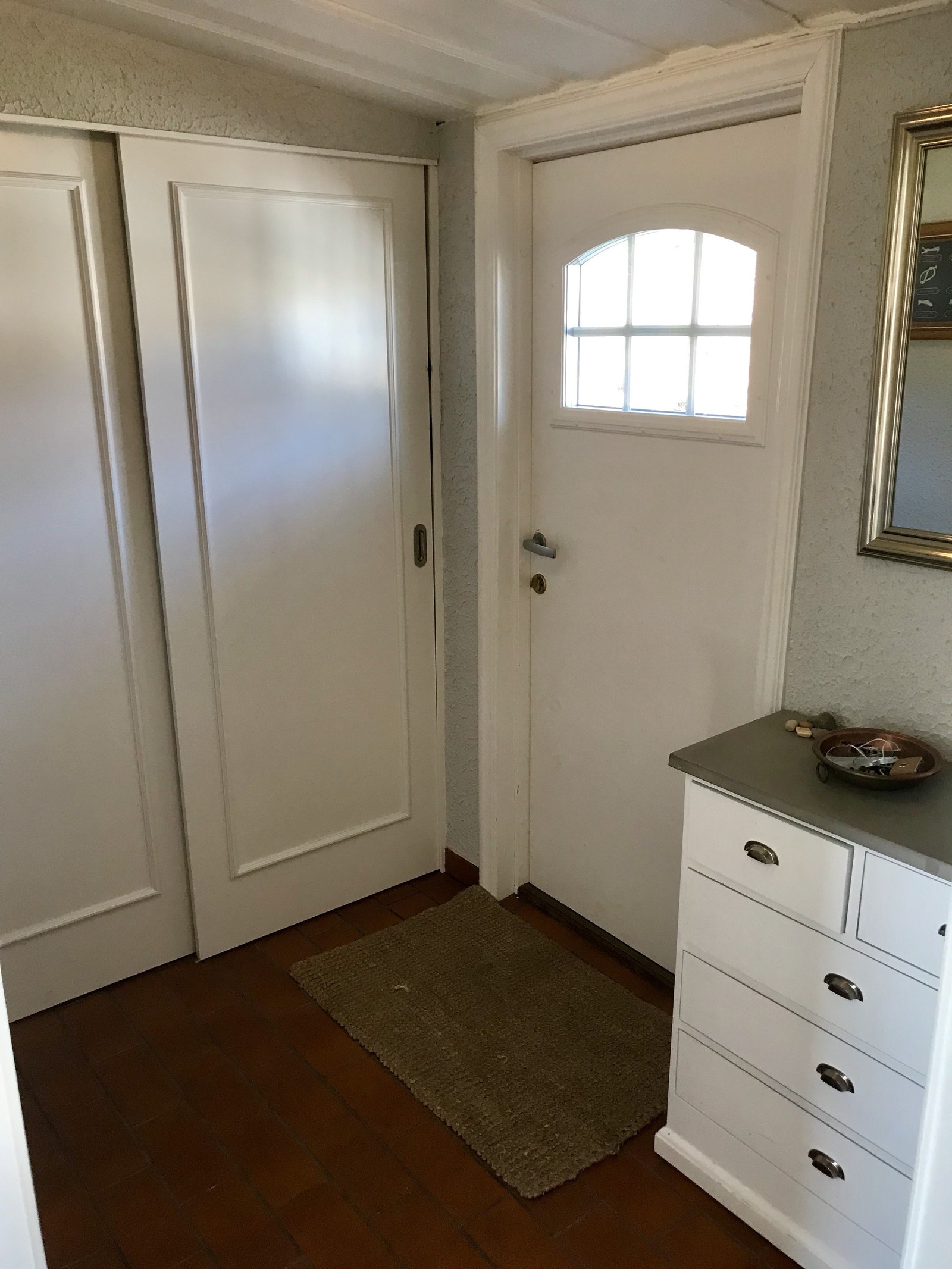 Lyst og trivelig inngangsparti Galleribilde