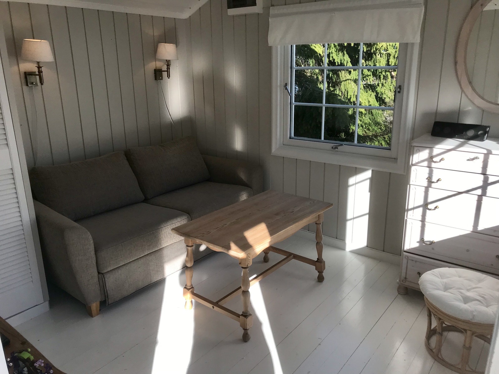 Koselig stue med dobbel sovesofa i annekset Galleribilde