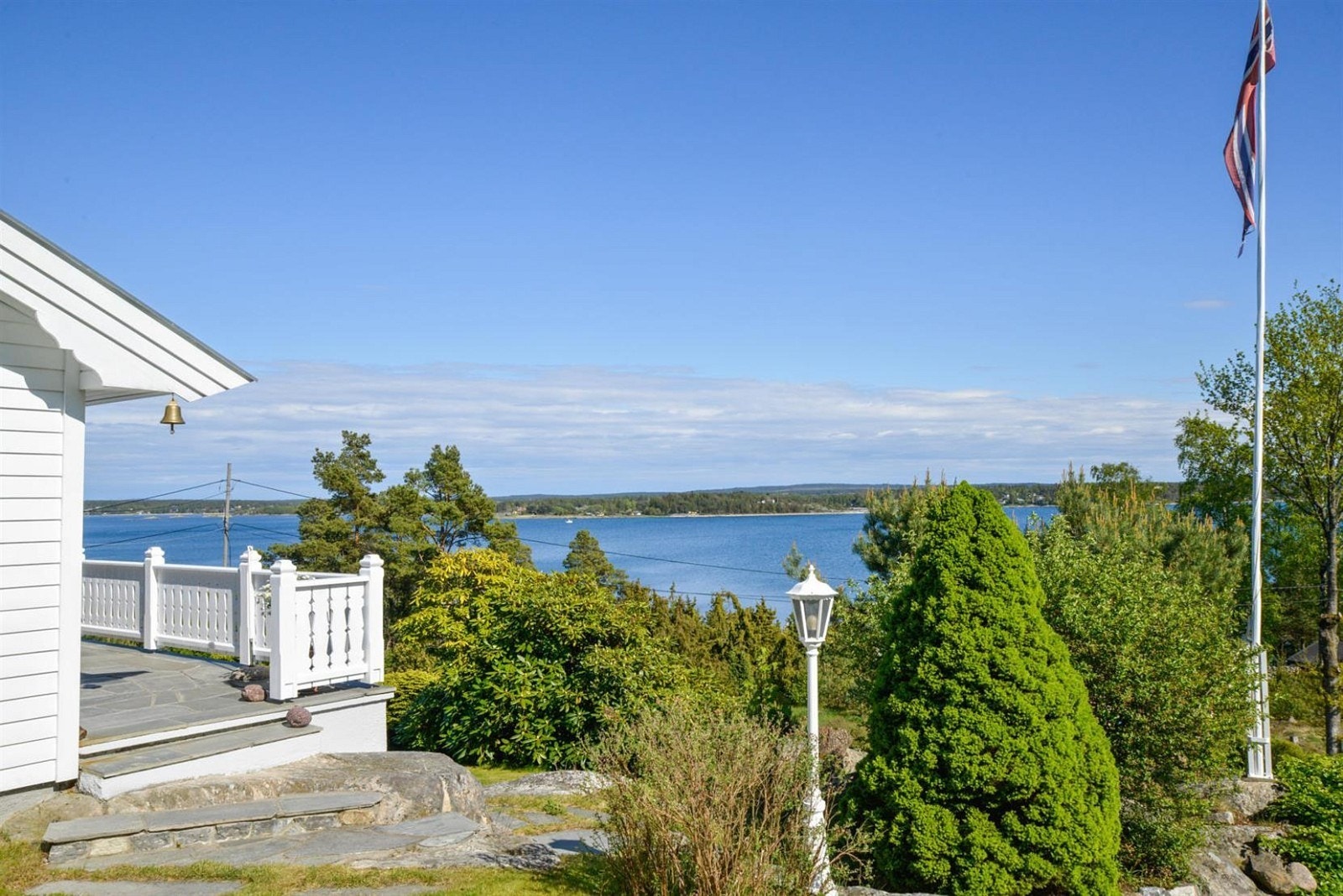 Praktfull utsikt fra store deler av tomten Galleribilde