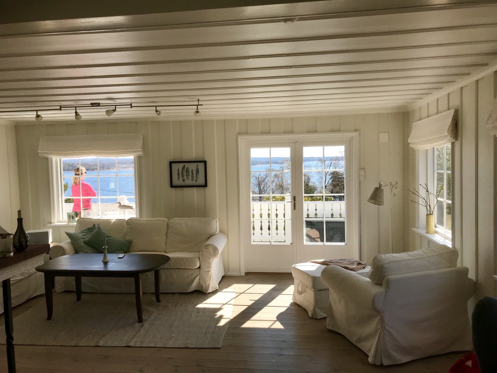 Nyt utsikten fra stuen gjennom de store vindusarealene Galleribilde