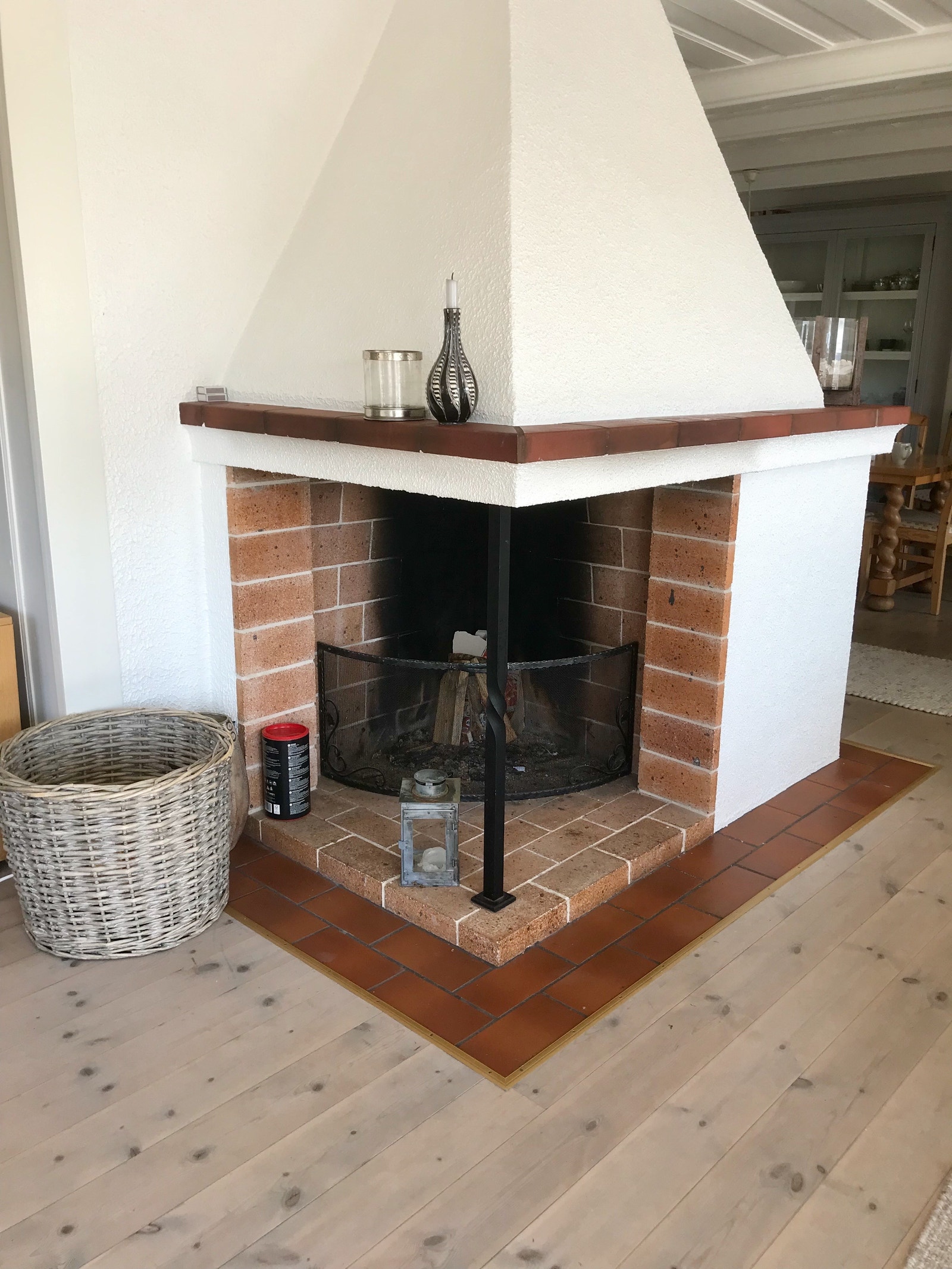 Stuen har peis for kosestunder inne Galleribilde