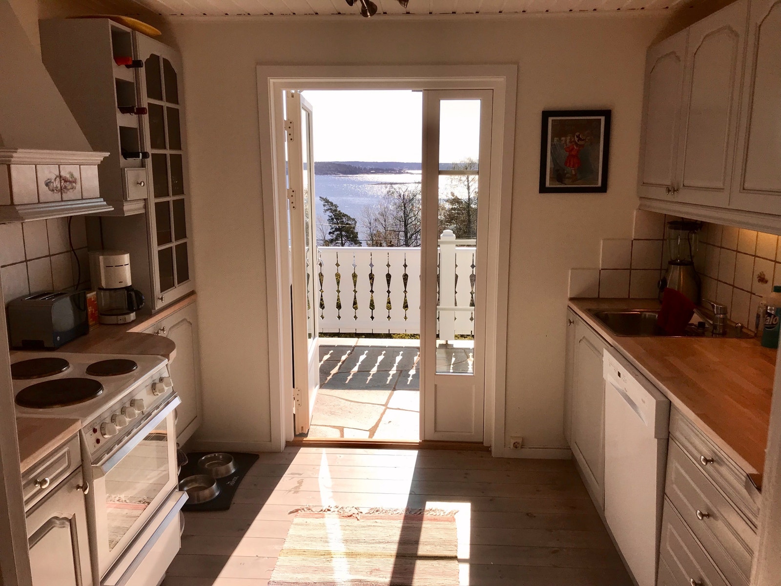 Hyggelig kjøkken med utgang til flott steinlagt terrasse Galleribilde