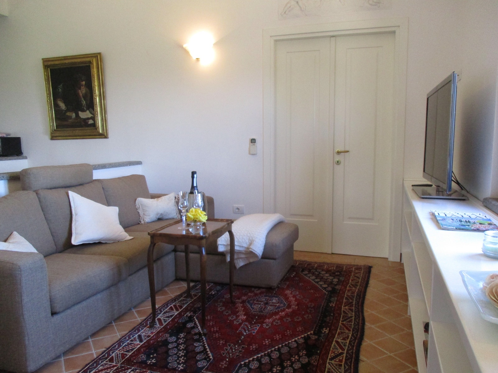 Tv-krok 2 etg, dører fører videre inn til masterbedroom Galleribilde