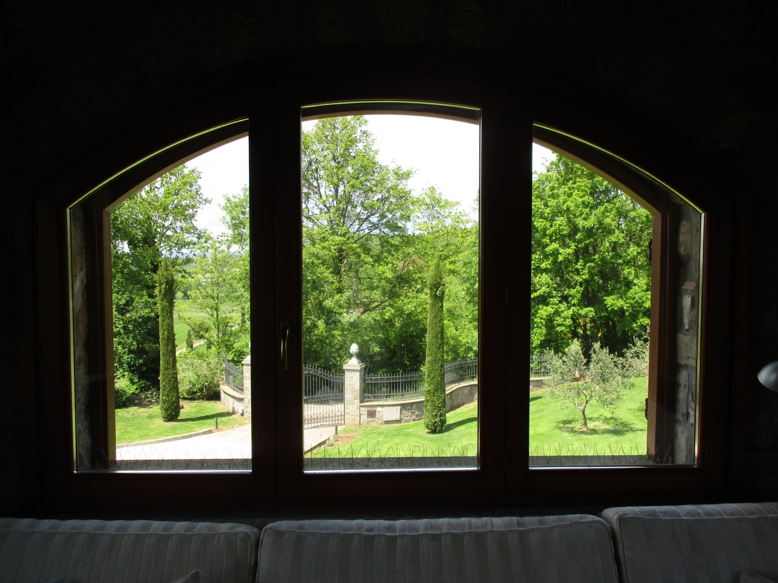 Utsikt mot port, fra 2 etg. Galleribilde