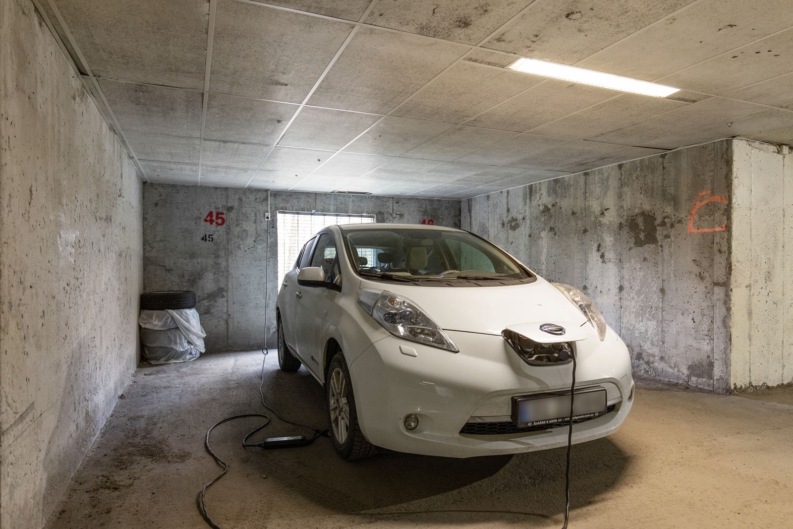 Parkeringsplass i felles garasjeanlegg. Galleribilde