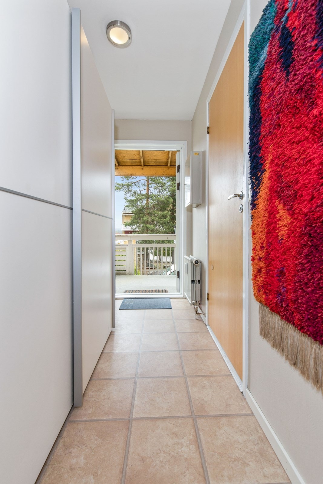 Romslig entré med garderobe. Galleribilde