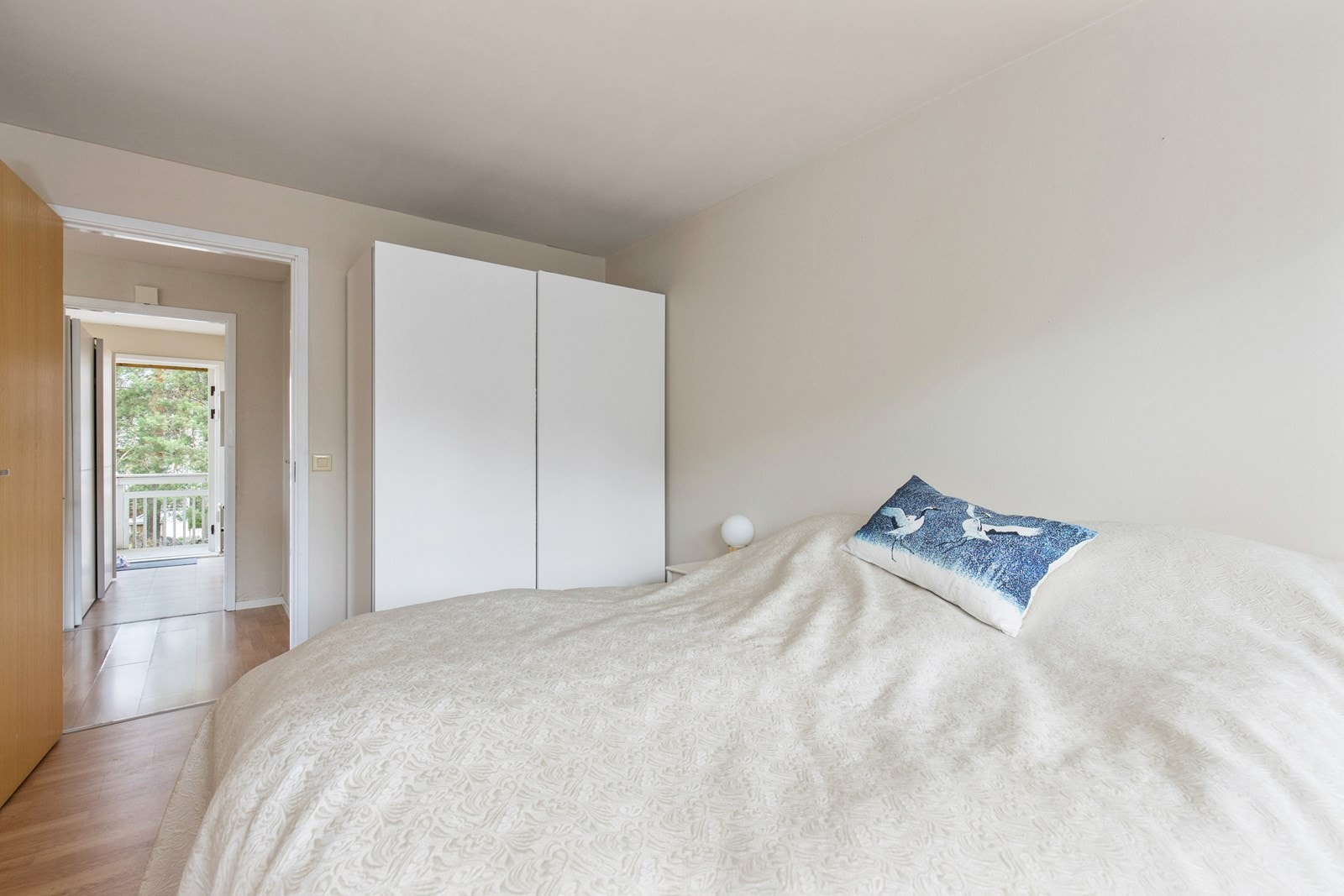 Romslig soverom med god plass til garderobe og dobbeltseng. Galleribilde