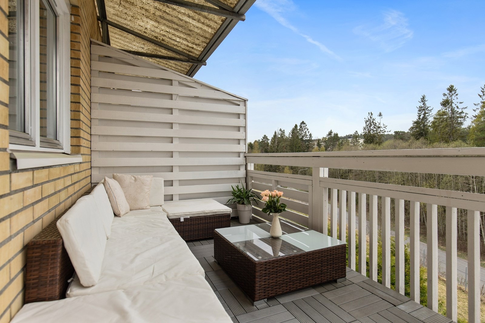 Utgang fra stue til vestvendt balkong på ca. 8 m² med gode solforhold. Galleribilde