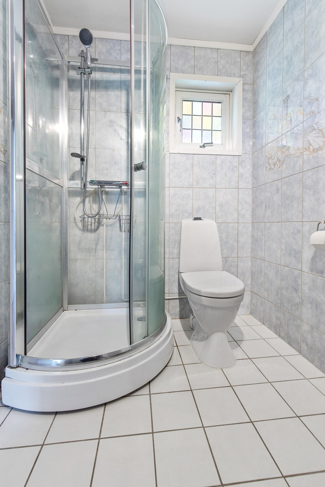 Baderom med dusjkabinett. Galleribilde