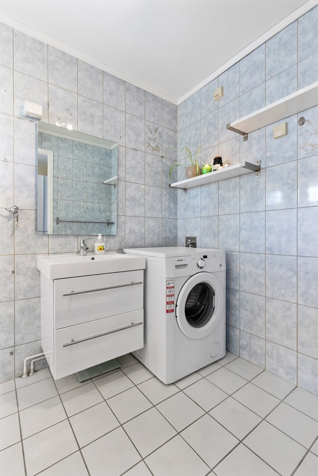 På badet er det plass og opplegg for vaskemaskin. Galleribilde