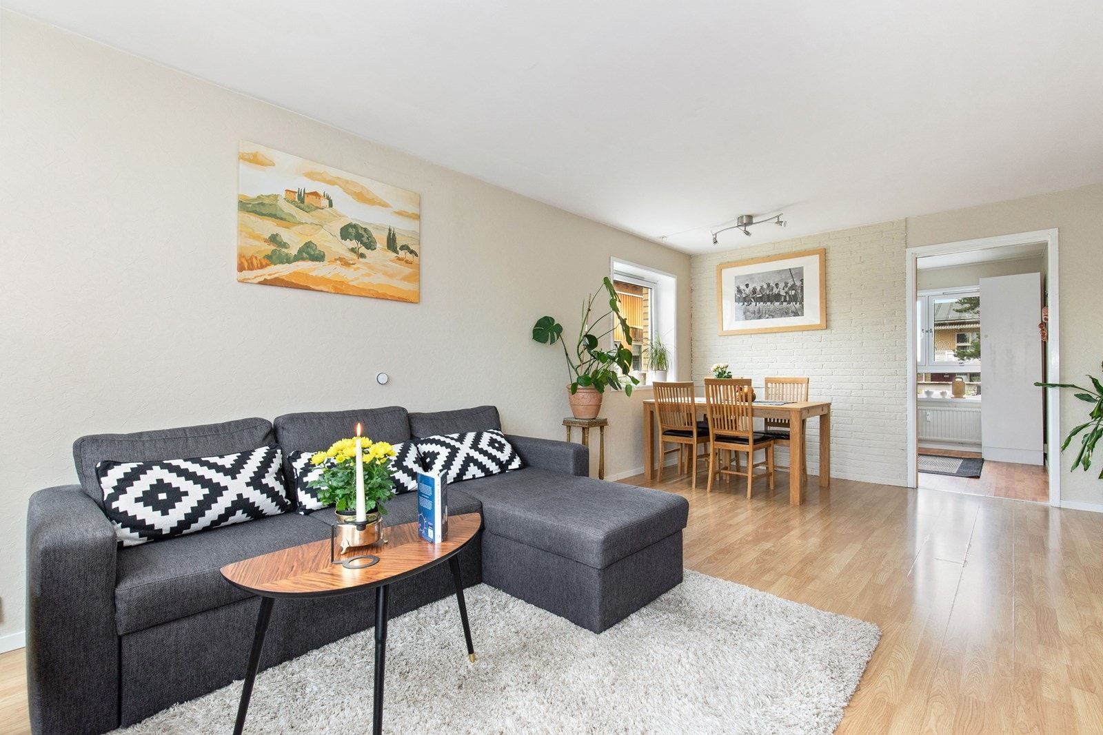 Stuen er av god størrelse, og lar seg enkelt innrede med både spisegruppe og sofaløsning. Galleribilde