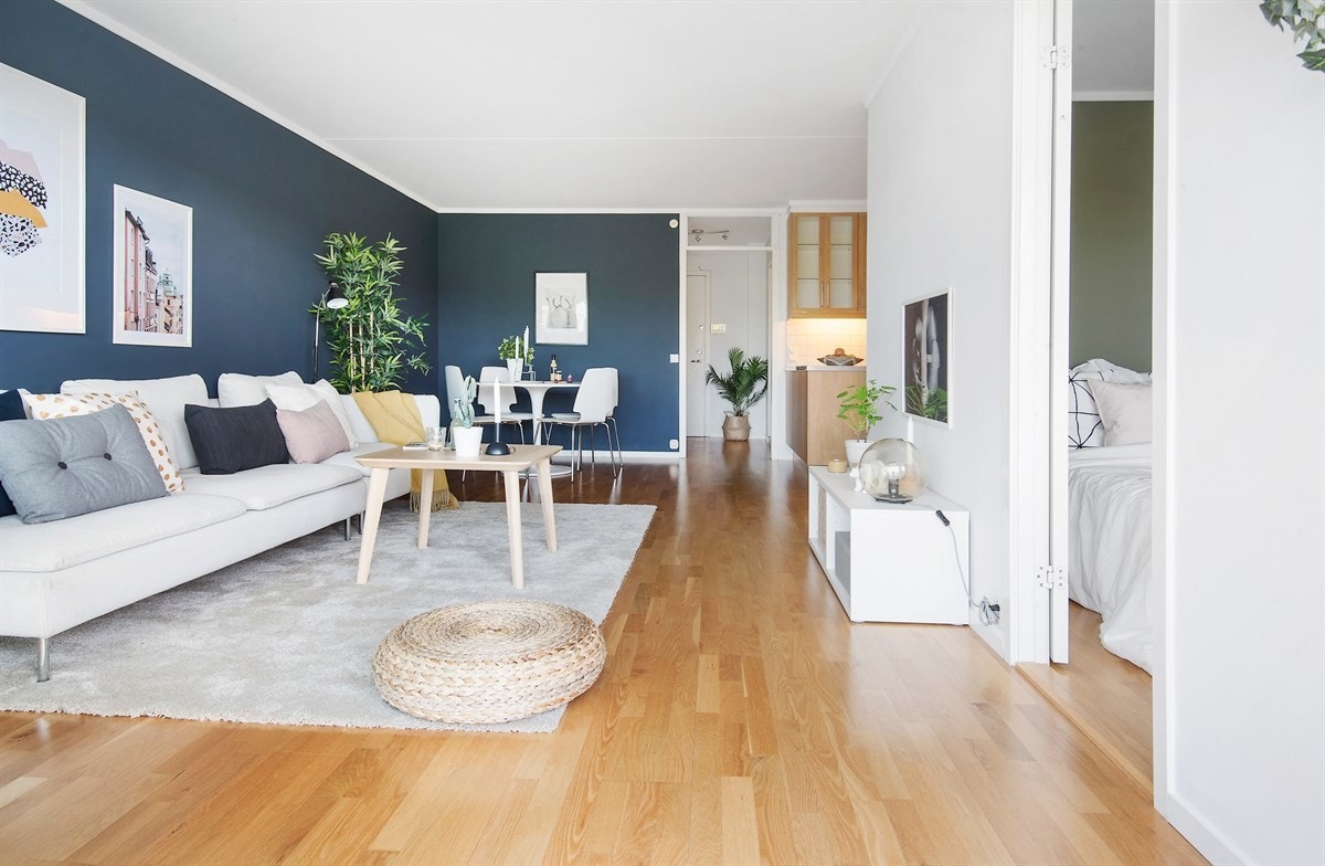 Romslig stue med god plass for både salong og stort spisebord Galleribilde