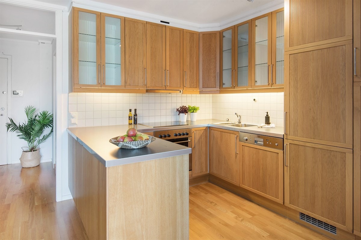 Kjøkkenet er i egen kjøkkenkrok og har godt med benkeplass og skapplass. Galleribilde