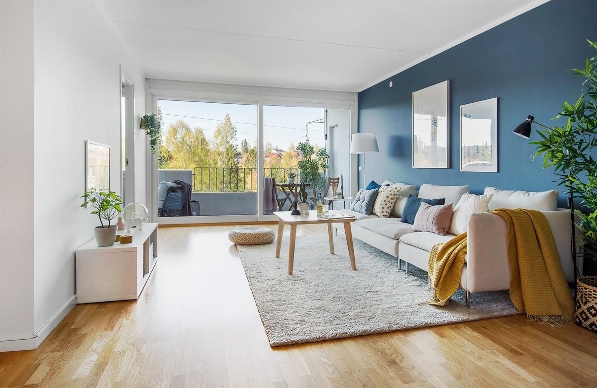 Romslig stue med plass for både salong og spisebord Galleribilde